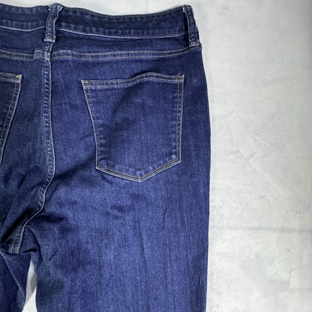 St. John's Bay Straight Leg Jeans Womens Blue Denim Mid Rise Stretch Comfort‎ 16 - Picture 4 of 16